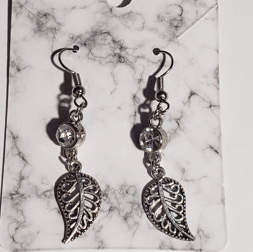 🆕️ Silver Plated Leave Earrings w/crystal